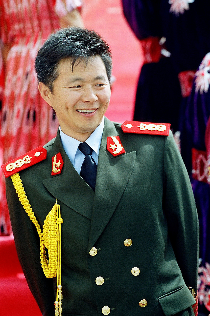 2008年,歌唱家王宏伟40岁还没有找到另一半,有一次去新疆演出,一位老