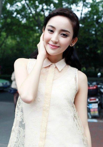 窦骁和古力娜扎上海拍新戏,"八字眉"很惹眼,抓拍都成了这样