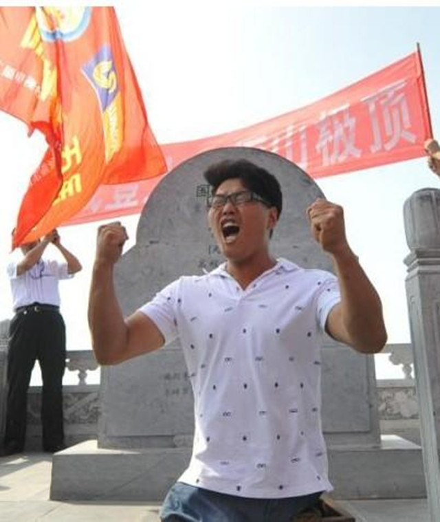 没有双腿的陈州登顶泰山,他的事迹震惊所有人