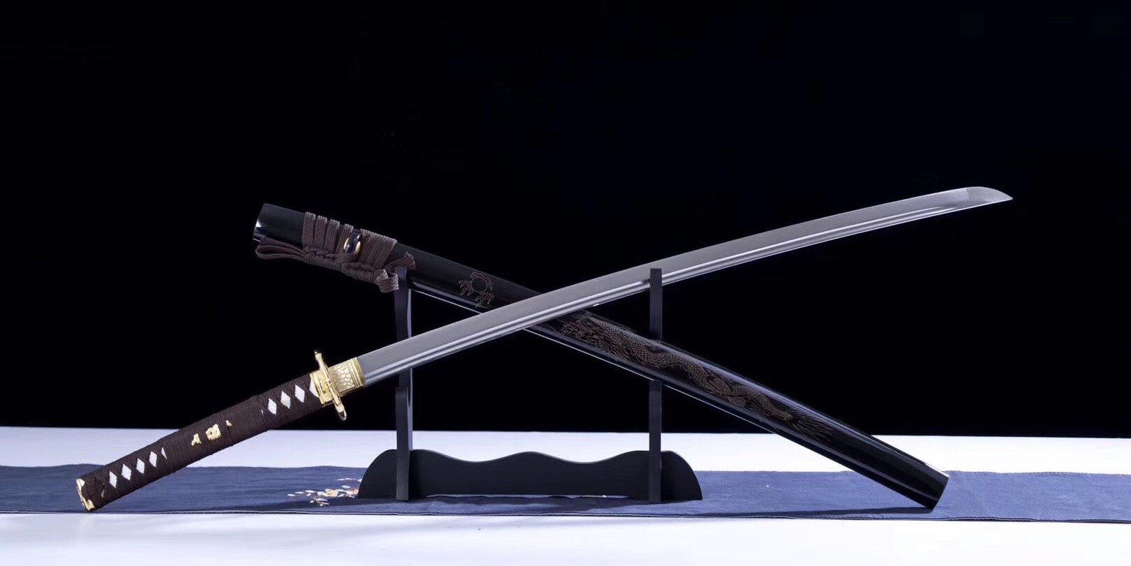 锦盒:原木漆鞘雕刻龙吐珠图案--金蟒武士打刀