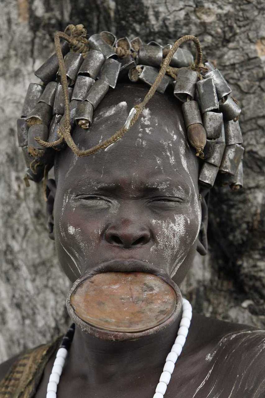 全勤创作局#非洲埃塞俄比亚的唇盘族部落,以唇盘为美,越大越美,男怂