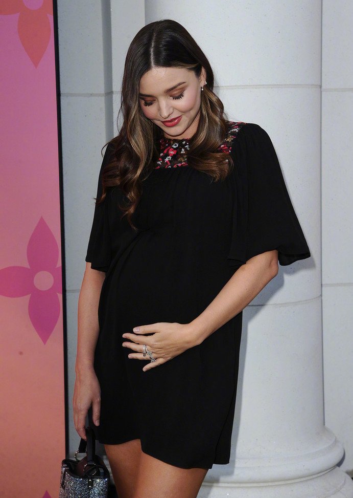 米兰达可儿挺孕肚亮相活动,四肢纤细只长肚子,哪像是三胎身材