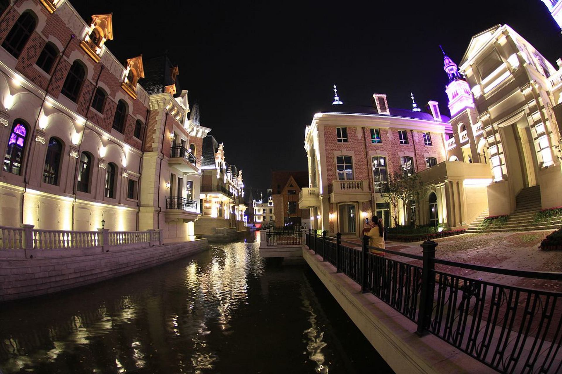 98 海河意式风情街  海河意式风情街位于天津市河北区,是天津市一处