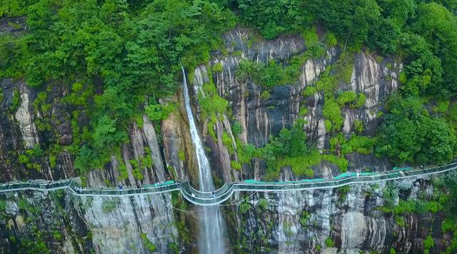 天台山大瀑布玻璃栈道图片