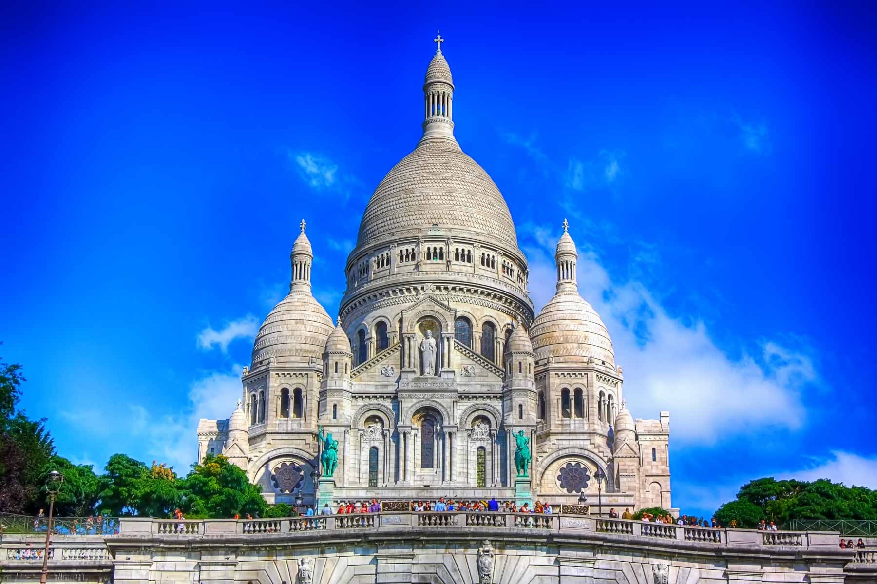 法国巴黎:圣心大教堂,巴黎的最著名旅游地标之一