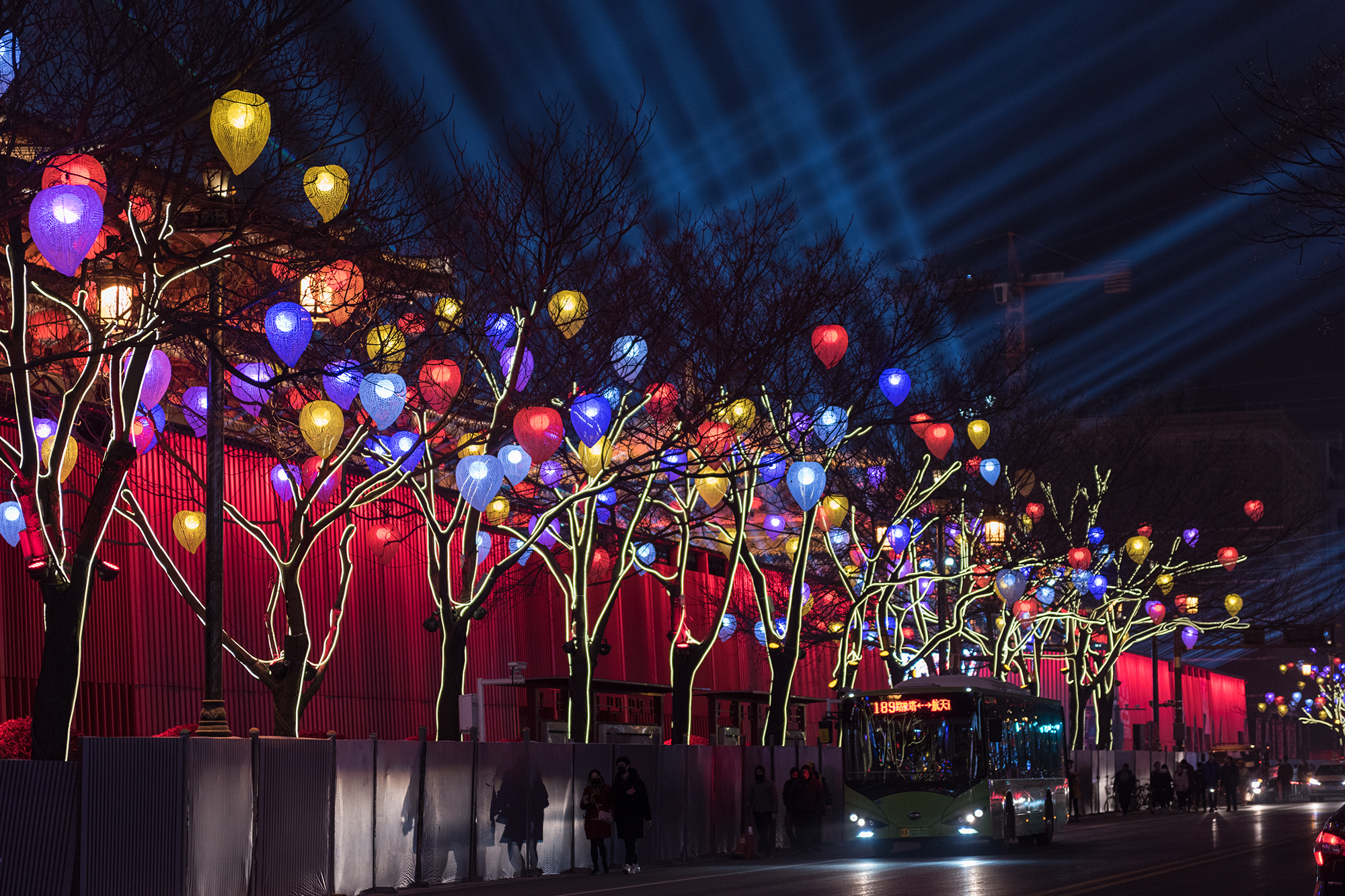 照明灯将城市夜空点亮,给市民和游客营造出别样气氛.(图片来源:镜间)