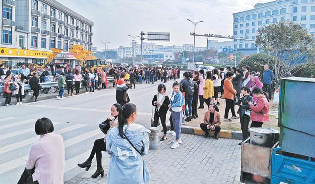 妨碍交通 存在安全隐患 义乌这个马路劳务市场亟待治理