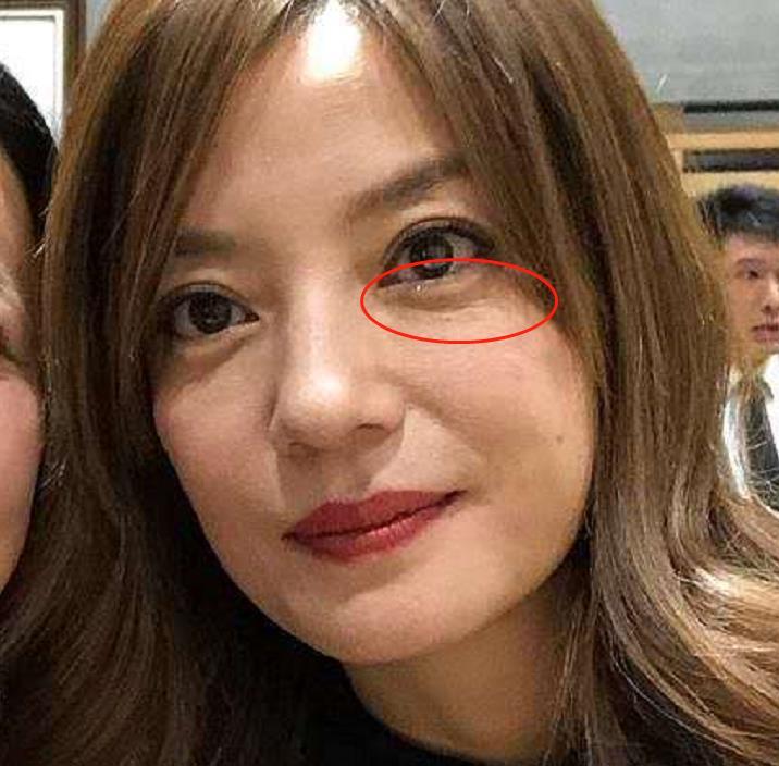 赵薇近距离照片眼大有神,但疲态尽显,她曾在深夜发文喊"累"