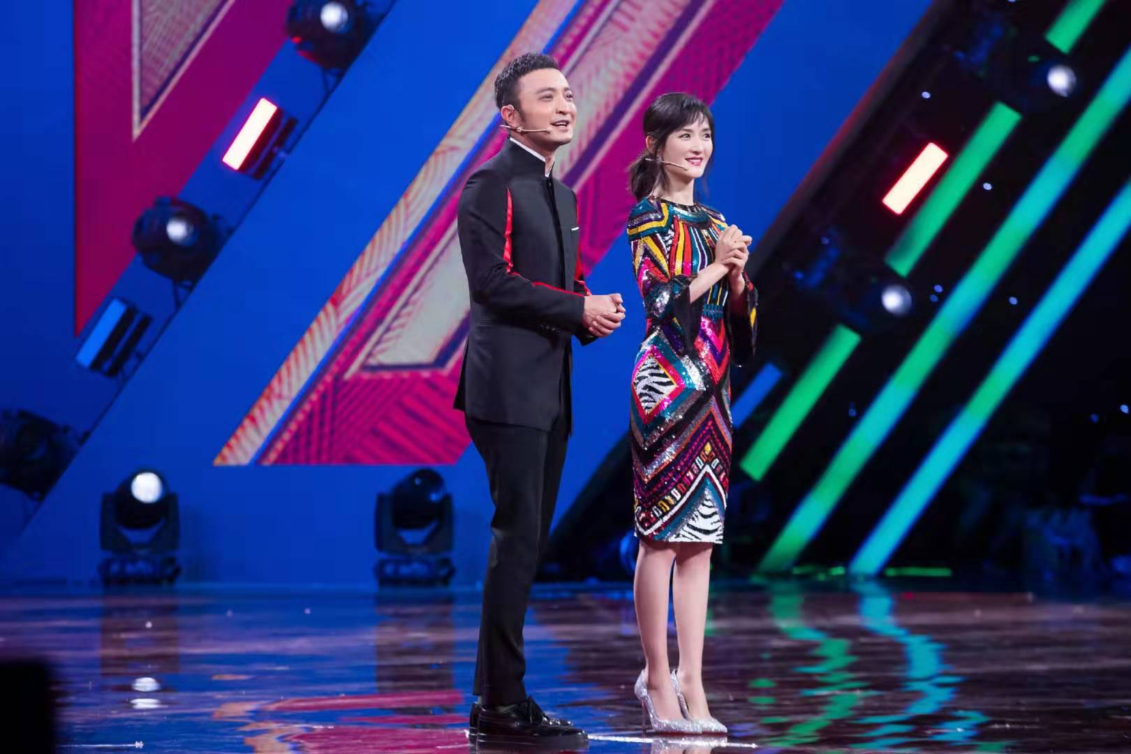 谢娜美到央视c位,穿红裙和尼格买提同台主持,优雅知性气场强大