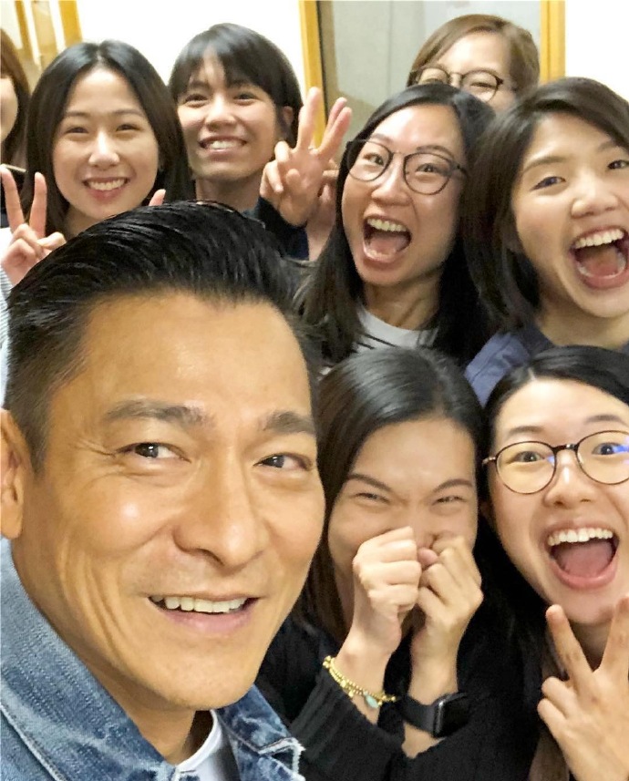 刘德华演唱会后台与歌迷开心自拍,每位歌迷脸上都洋溢着幸福的笑