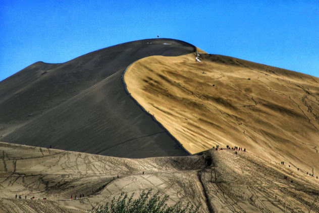 雄伟壮观的沙山一座连着一座,沙峰起伏,如虬龙逶迤.