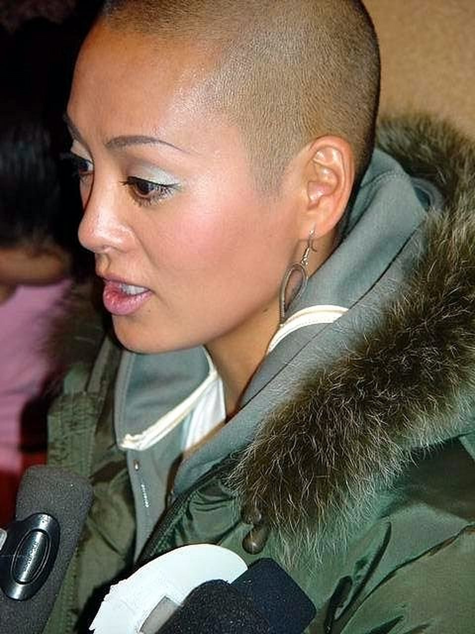 要是都有她这样的容貌,相信很多女人都愿意理光头,多方便凉快啊.宁静.