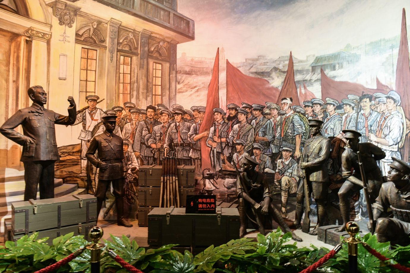 解放战争胜利后对"蒋币"实行外汇政策,而本币的发行信用提高了