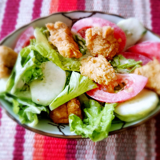 现在介绍一道炸鸡蔬菜沙拉给大家