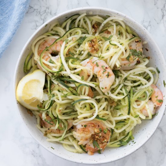 这种含有西葫芦面条的无麸质虾配方是兴致勃勃,健康,简单的周末晚餐.