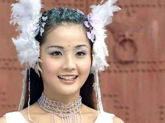 5,大s,大s在剧中扮演的是雪魄大仙,造型十分简单,以白色为主,但还是很