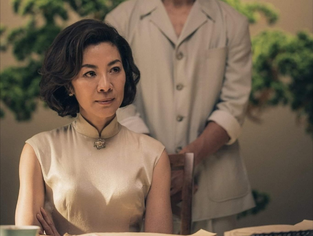 57岁杨紫琼动作巨星,身穿绿色礼裙霸气与优雅并存,展现柔情一面