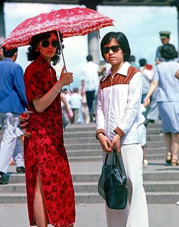 80年代舞厅的真实场景:上海滩有执照的舞女,带着蛤蟆镜的青年