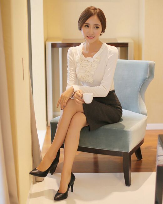 服装模特林静敏半身裙的打扮,搭配高跟鞋轻熟有魅力