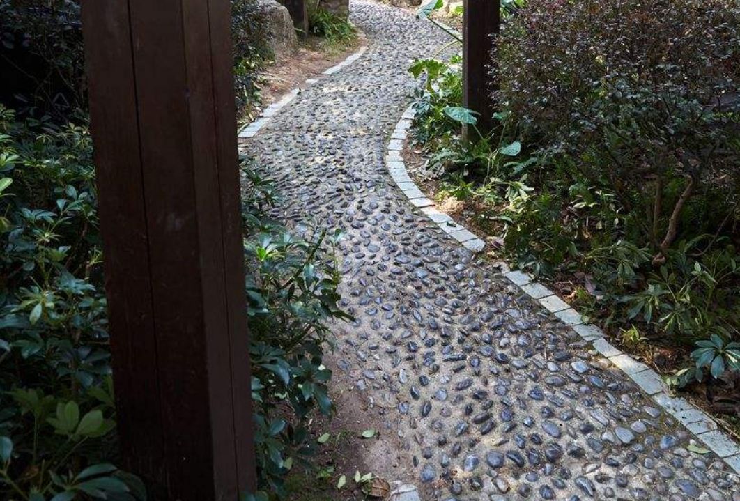 公园石子路,你可曾注意并好好利用,它可媲美足疗按脚,效果很好
