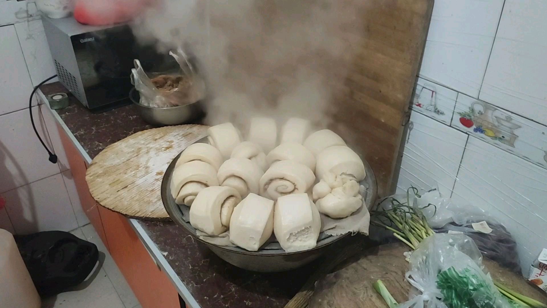 毛公子家蒸的又白又大的馒头出锅了,太好吃,一口气吃了两个