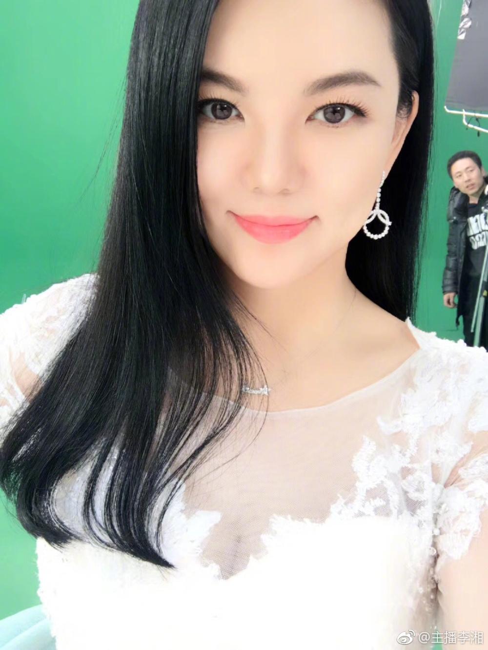 李湘生日晒赌马照,一身iq博士造型,豪吃豪喝却不见老公女儿