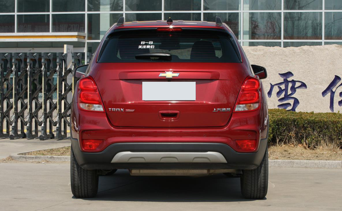 雪佛兰tracker前脸运动时尚,内饰空间不错,起售价不足十万