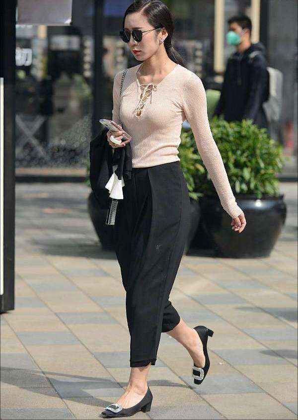 时尚少妇穿简单的穿搭,展现凹凸有致的身材,充满女人味.