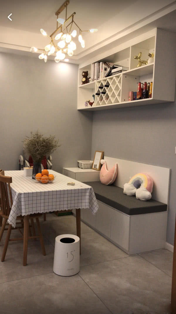 卡座与上方吊柜的设计也是极好的,美观又实用呢