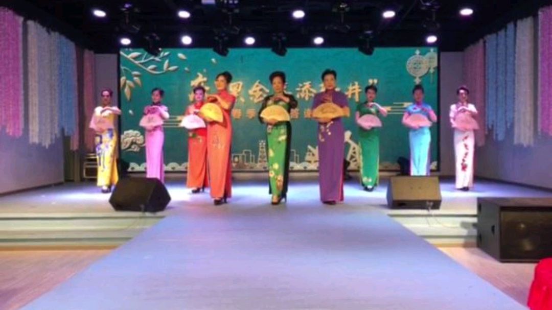 优雅漂亮的模特走秀太美啦表演者刘永新等人