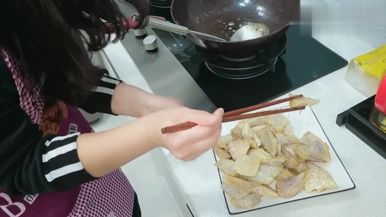 平安夜做了个西红柿炖牛肉和拔丝芋头,我和老公喝两杯,很泡儿菲