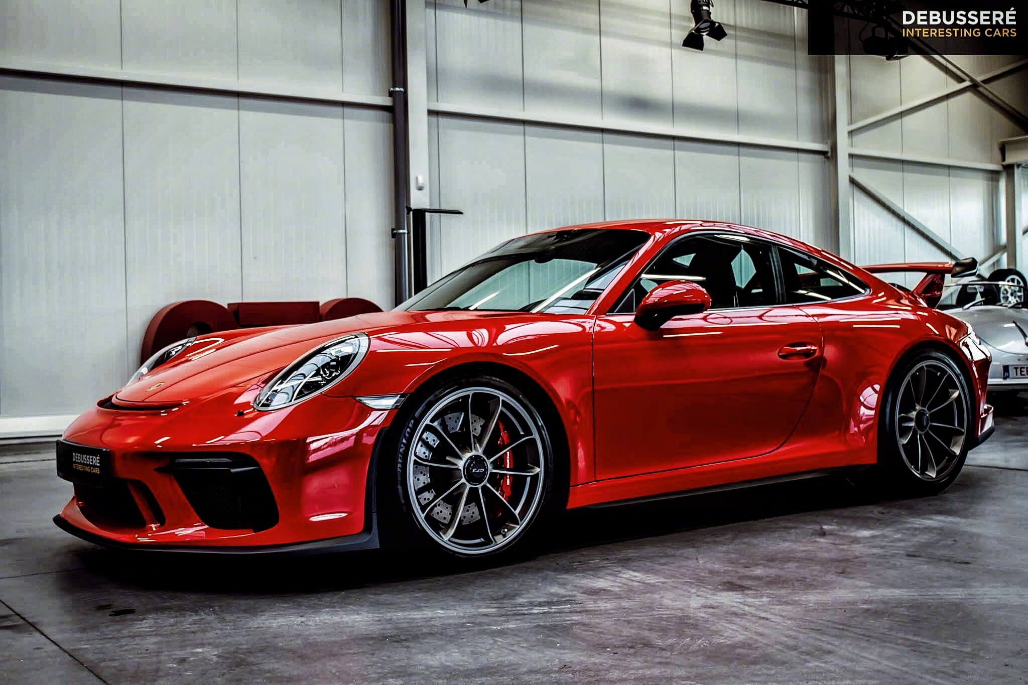 大红色的保时捷911 gt3,外观很光亮