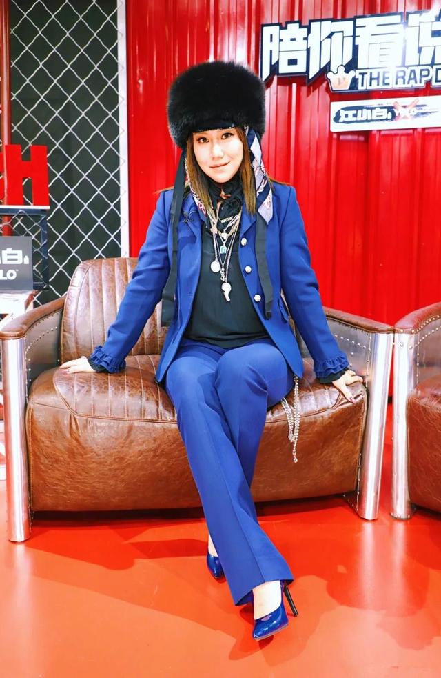 范湉湉减肥后素颜就很美,但穿搭"金属"气太强反而俗气了