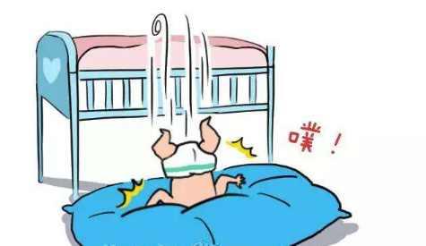 宝宝掉下床,你的第一举动很重要!90%的家长都做错了