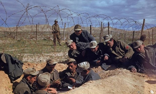 图为北非战场上被俘虏的德军士兵,一脸轻松的正在打牌,也许被抓对他们