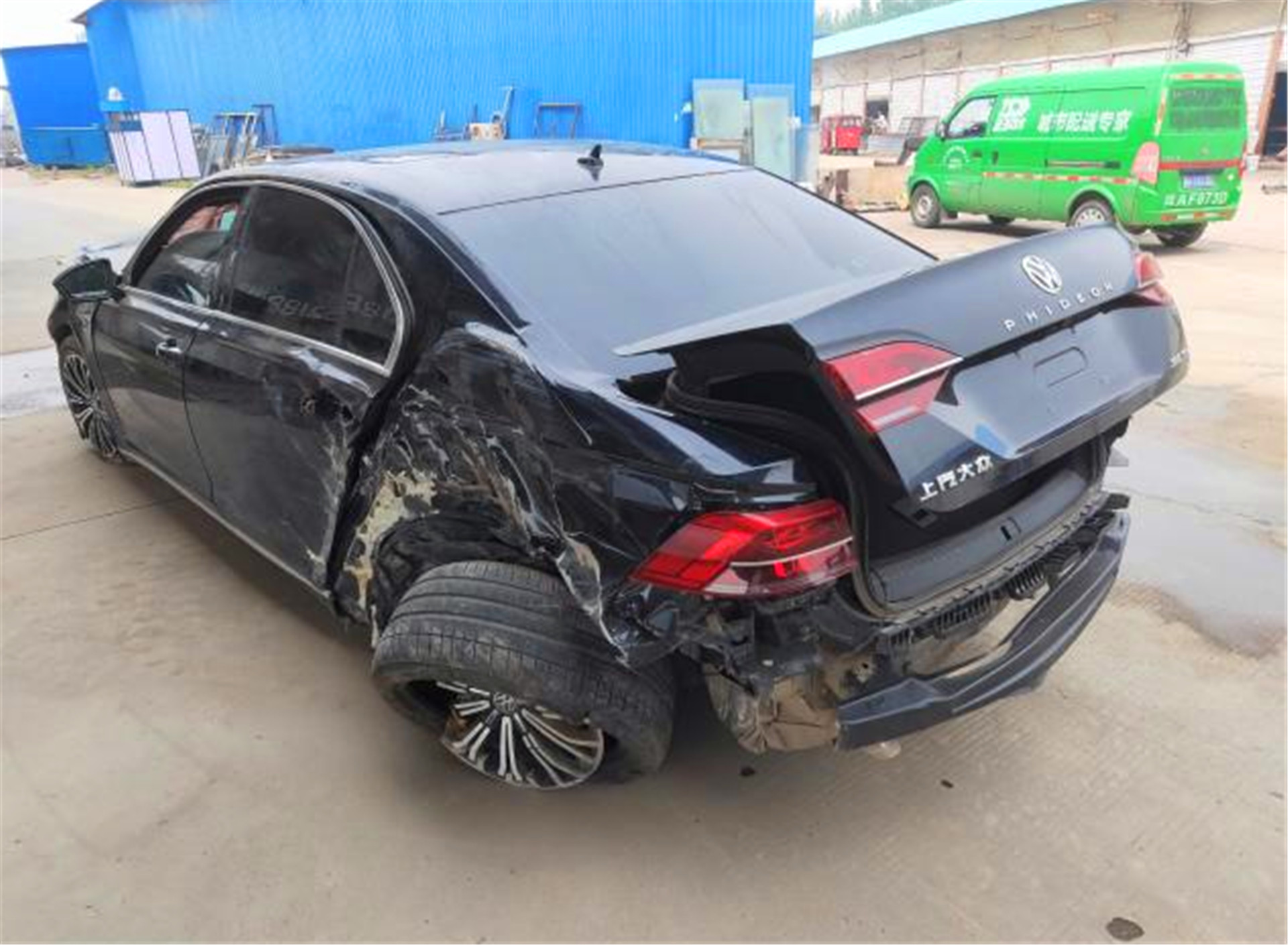 表弟在仓库发现一台大众辉昂事故车,联系车主后6万拖回家