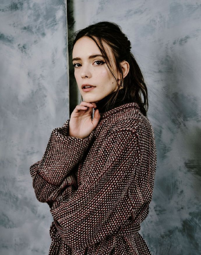 斯塔西·马汀现身电影节,深色系长裙气质亮相,内敛的知性