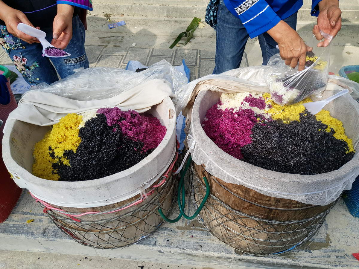 黔西南册亨县,五色糯米饭悦目清香,作家宴主食绝妙