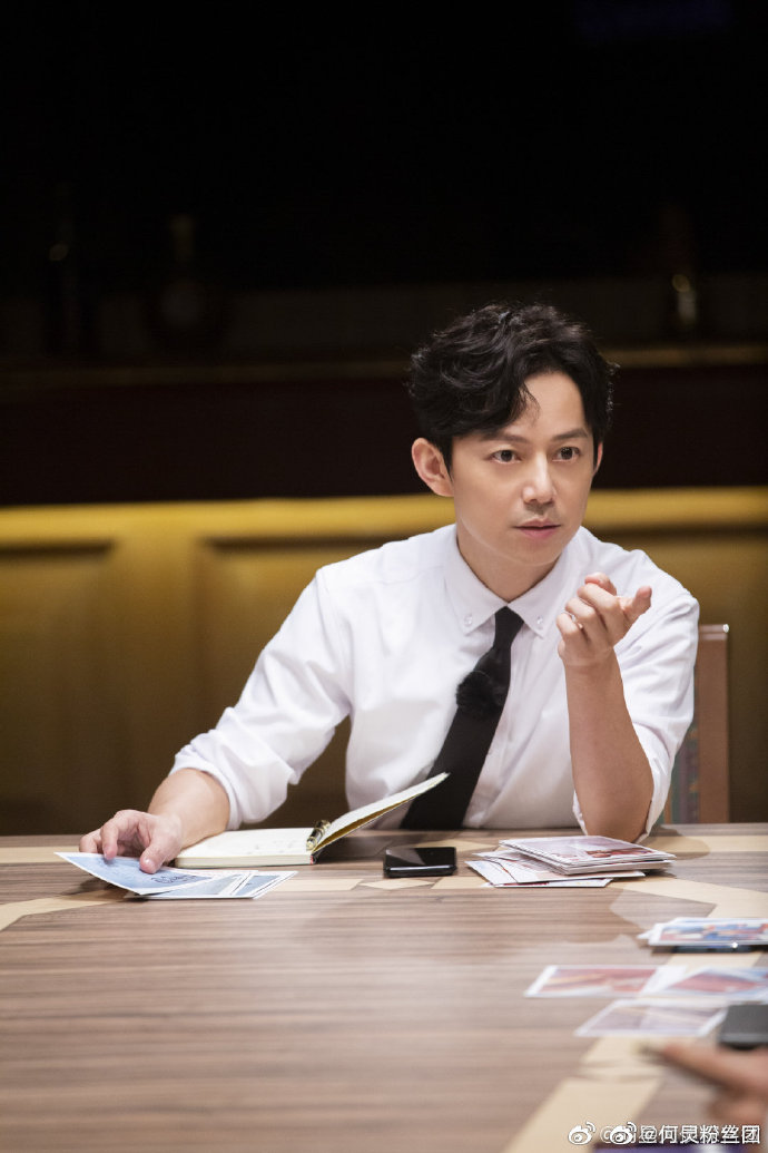 今天,坐在了粉丝区的第三排,前面小姐姐们都很高,我一直把背打直