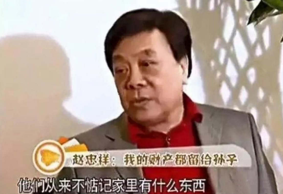 赵忠祥与孙子一起玩手机,动作神情一模一样,龙儿眉清目秀惹人爱