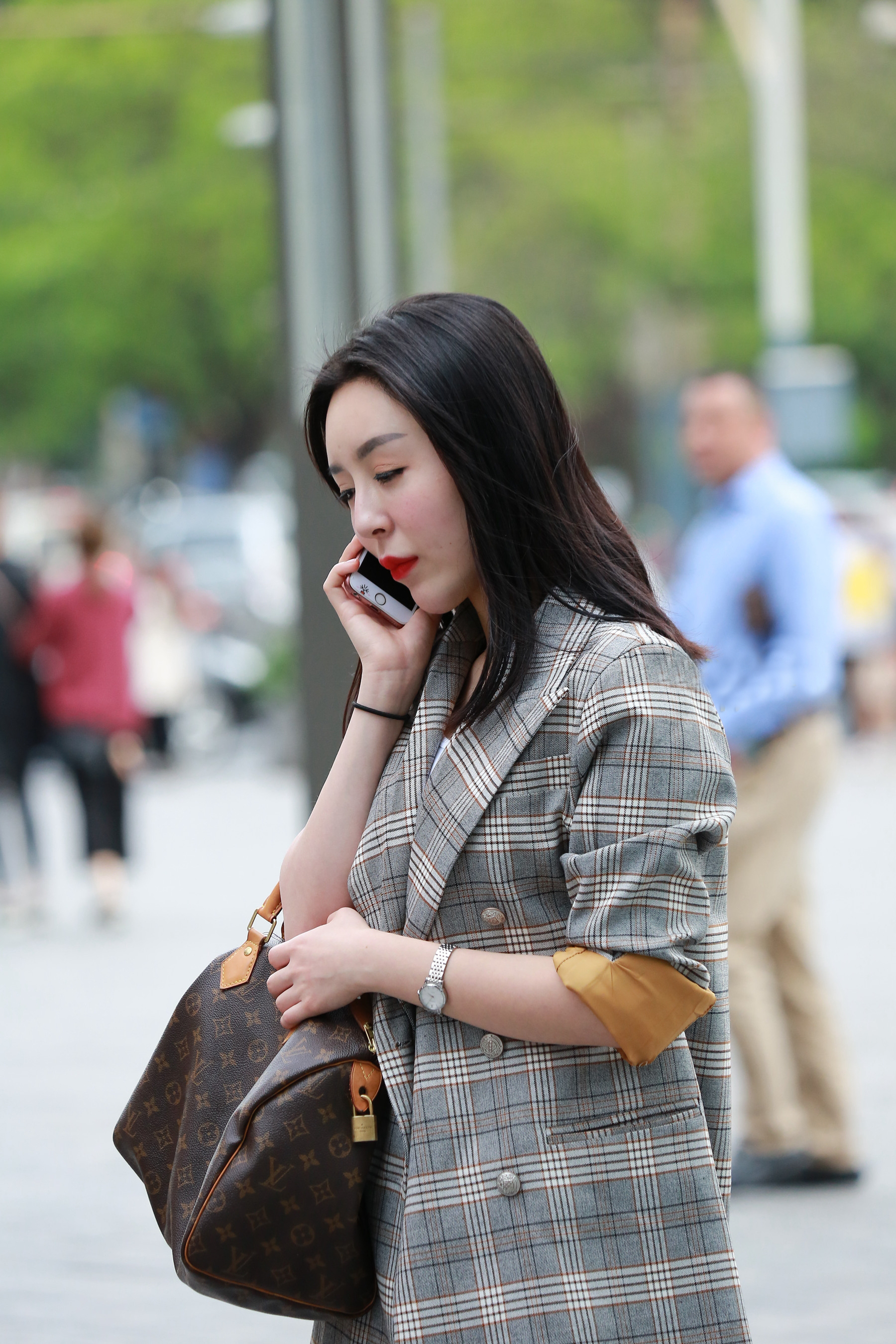 休闲西装牛仔裤,都市美女上演红唇诱惑 转载自百家号作者:娱乐的心灵