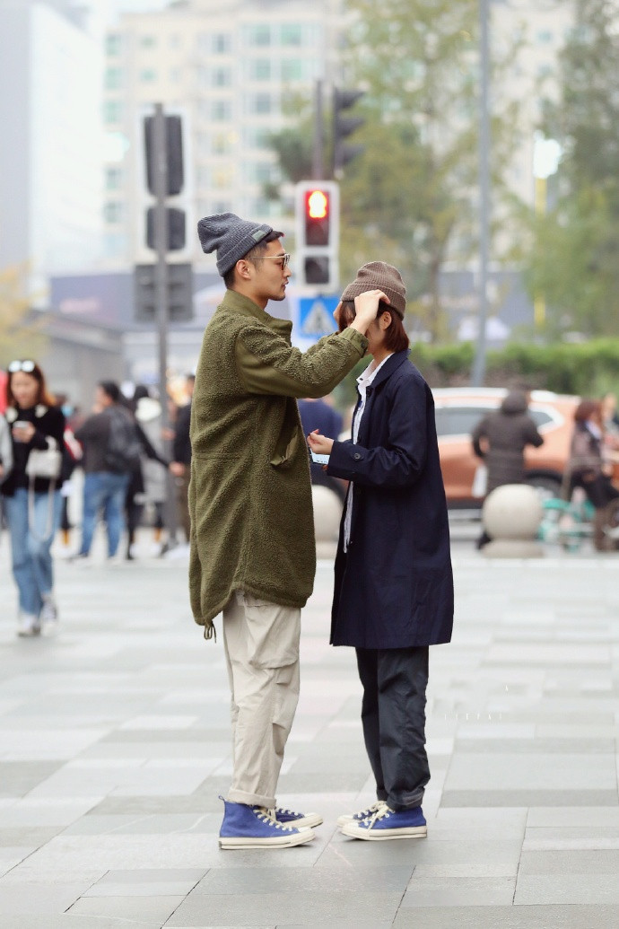 街拍情侣撒狗粮图片图片