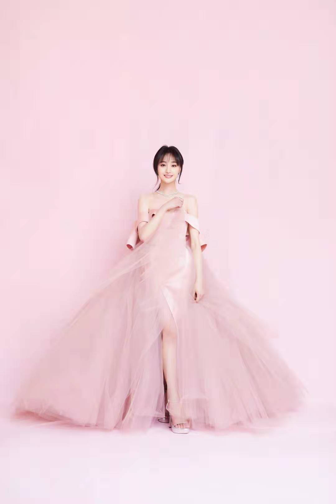 郑爽微博之夜红毯造型太美了,一袭粉色薄纱长裙,宛如小公主!