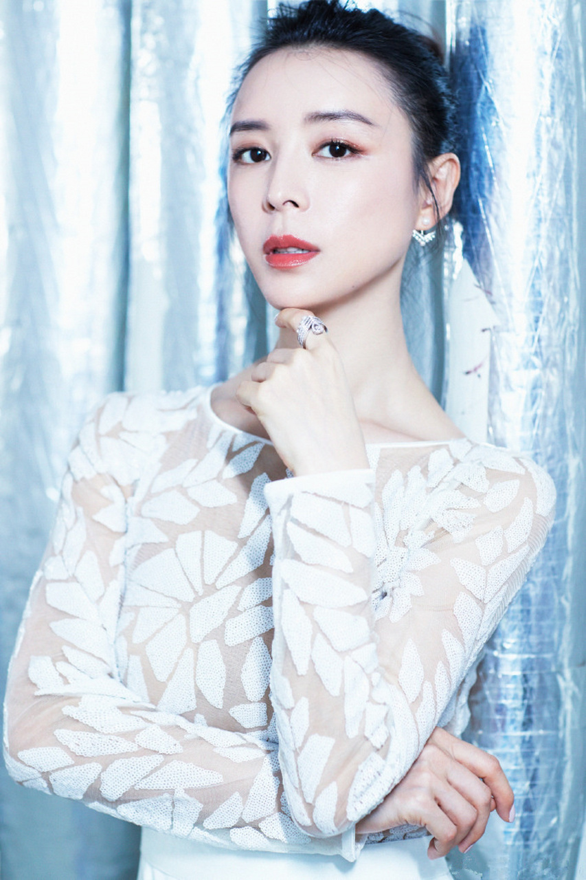 张静初一组活动造型,身穿一件白色拼接鱼尾裙,树叶蕾丝轻盈性感,尽显