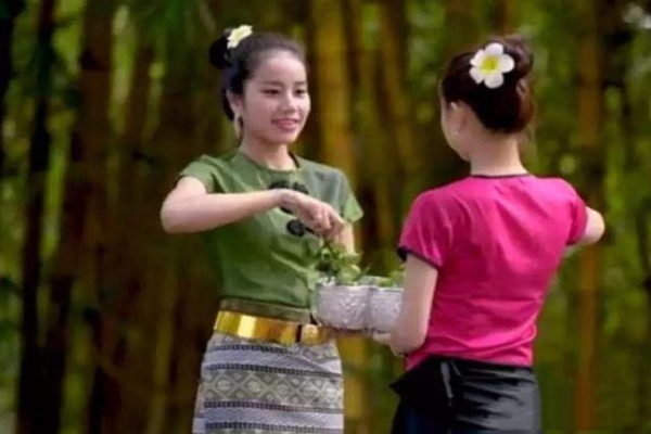 中国边界涌入大量缅甸女孩,他们靠什么养活?说出来好心酸