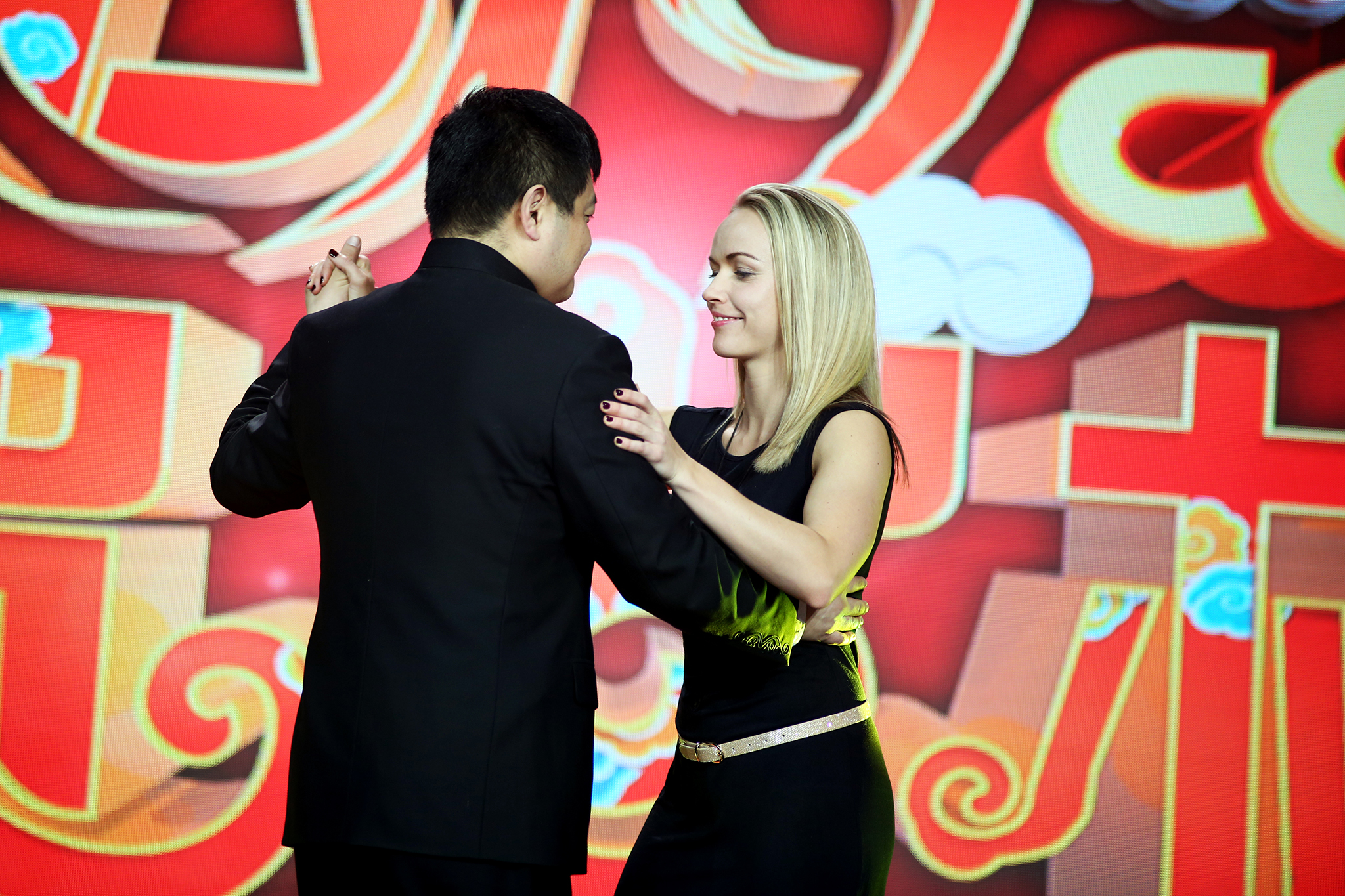 贺岁杯:潘晓婷演唱王菲金曲,金佳映性感热舞,韩雨和好友对唱!