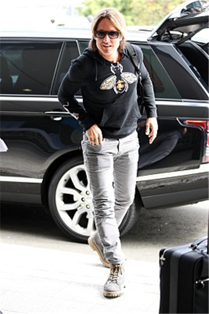 歌手凯斯·厄本( keith urban)现身机场.