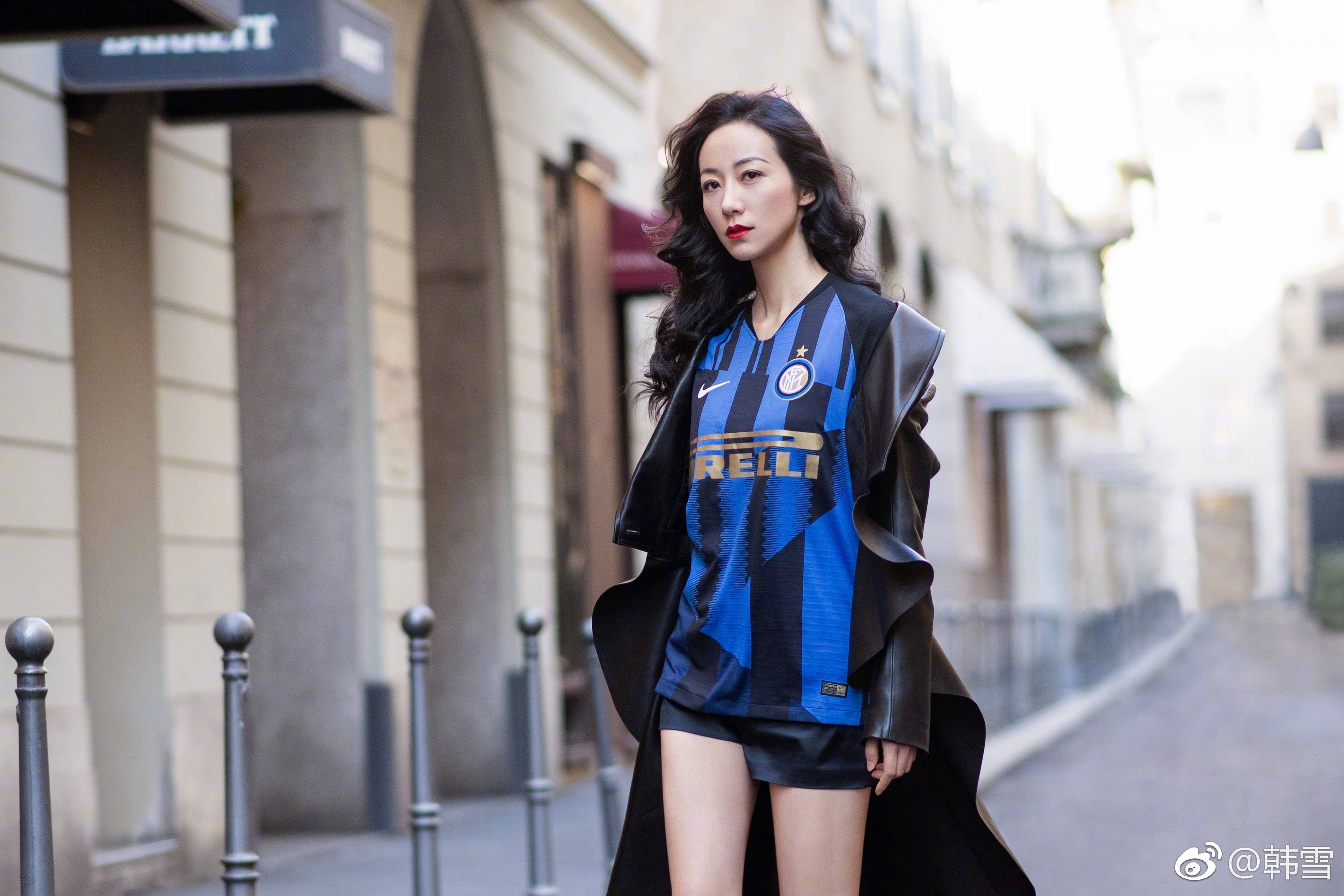 韩雪穿蓝黑球衣行走在大街上,一双结实的大长腿引人注目