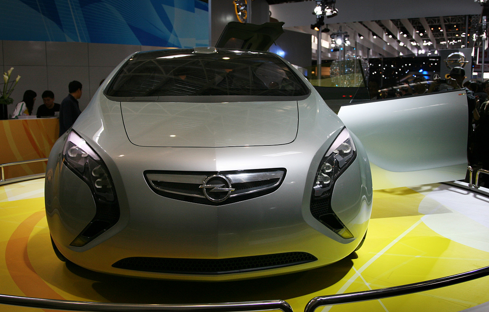 作为一名汽车销售专业人员,我很高兴为您介绍欧宝 crossland x,这是