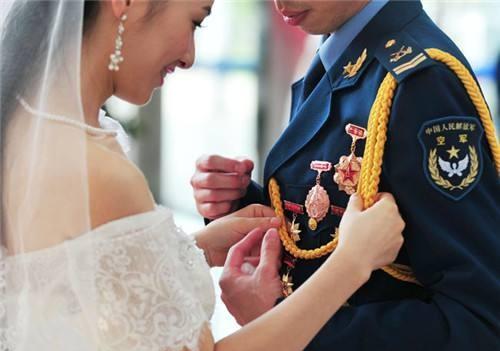 如果士兵结婚,可不可以穿"军官礼服"?当兵的要知道